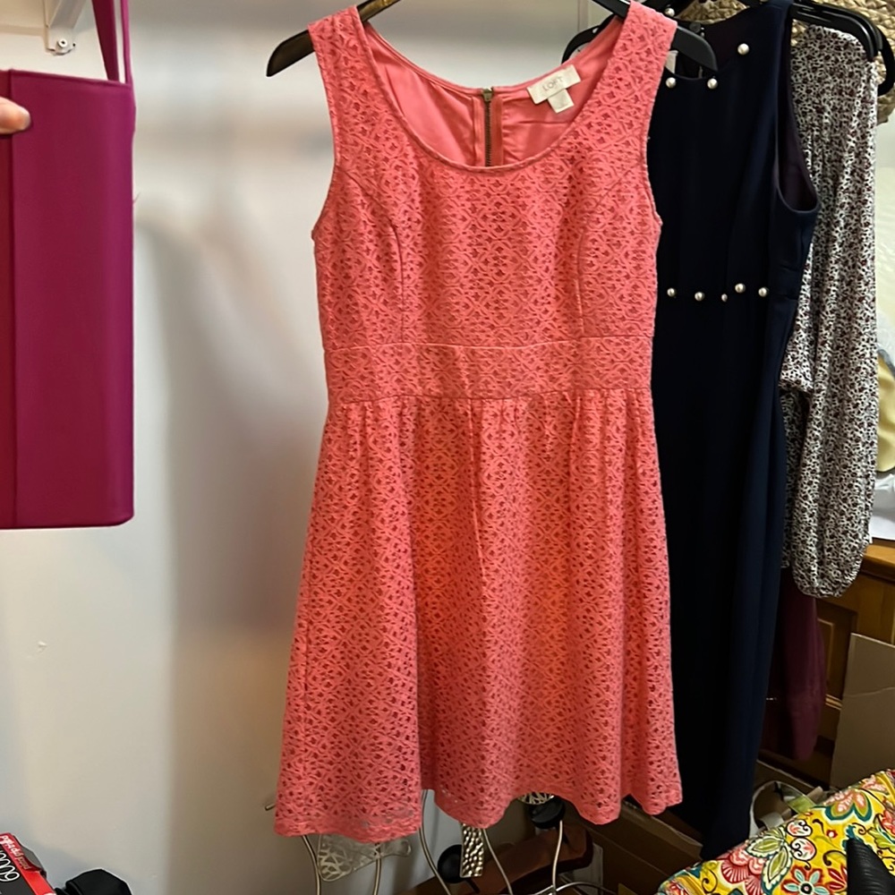 Loft Sz 2 adorable peachy coral lacey dress